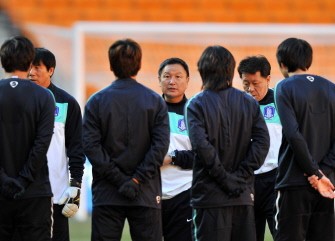 South Korea's coach Huh Jung-Moo (C) talks to his players during a team training session at Soccer City Stadium in Johannesburg on June 16, 2010. AFP