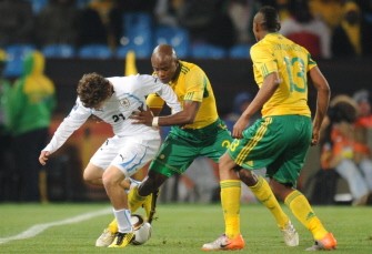 Uruguay's striker Sebastian Fernandez (L) is challenged for the ball by South Africa's Tsepo Masilela (C) and Kagisho Dikgacoi on June 16, 2010. AFP