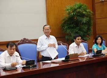 Deputy Prime Minister Truong Vinh Trong (standing) states at the meeting (Photo: Dat Viet)