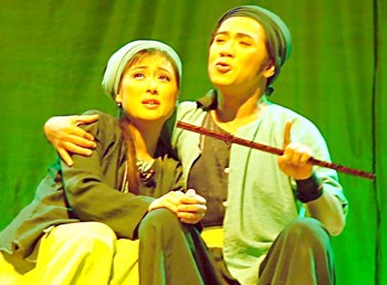 Actress Thanh Thuy and actor Thanh Loc of Idecaf Theater perform in the historical play titled Ngan nam tinh su (Thousand-year love story) (Photo:Sggp)
