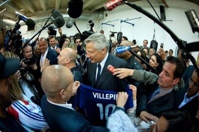 Former French prime minister Dominique de Villepin (C) was set to launch a new political party on Saturday, setting his sights on challenging long-time rival Nicolas Sarkozy for the presidency in 2012.