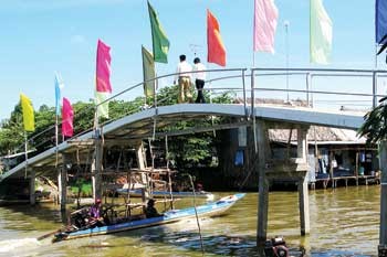 New bridge brings happiness to residents of riverside hamlets ảnh 1
