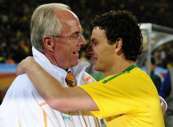 Ivory Coast's coach Sven Goran Eriksson (L) embraces Brazil's midfielder Elano (R) before the match between the Ivory Coast and Brazil on June 20, 2010. AFP
