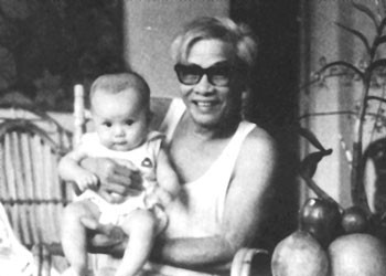 A photo of the late PM Vo Van Kiet and his grandchild is introduced to the public for the first time in the book.