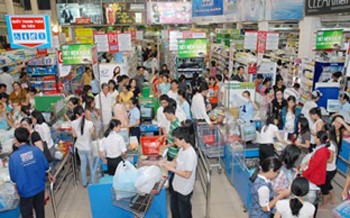 People shop at a Co.opMart Supermarket, one of 14 businesses participating in Ho Chi Minh City’s price stabilization program (Photo: SGGP)