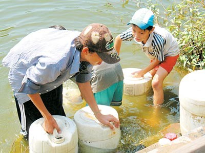 Residents in the Mekong Delta have the habit of using river water for cooking and washing (Photo: SGGP)