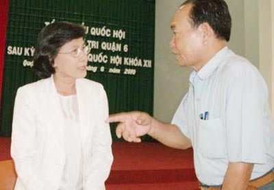 National Assembly member Pham Phuong Thao (1, L) talks to a voter at a meeting in district 6 on June 22 ( Photo: Phap Luat)