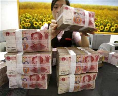 A teller counts yuan banknotes at a China Merchants Bank branch in Ganzhou, Jiangxi Province, June 21, 2010 (Photo: Reuters)