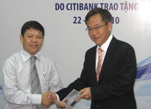 Citibank’s Gary Chan (R) presents the 2009 Citi Performance Excellence Award to ACB’s Do Minh Toan on June 22, 2010 (Photo: The Anh)
