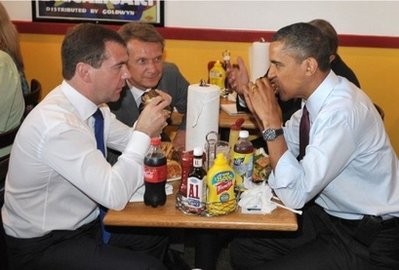 US President Barack Obama and Russian President Dmitry Medvedev eat burgers during a lunch at Ray's Hell Burger in Arlington, Virginia. AFP
