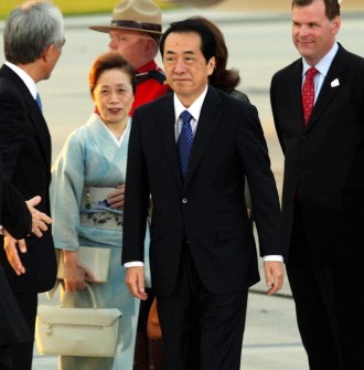 Japanese Prime Minister Naoto Kan (R) and his wife Nobuko arrive at Toronto Pearson International Airport, Ontario on June 24, 2010. AFP