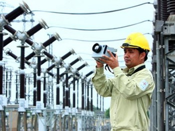 A worker inspects a power facility’s 500kv cable system (Photo: VNA)