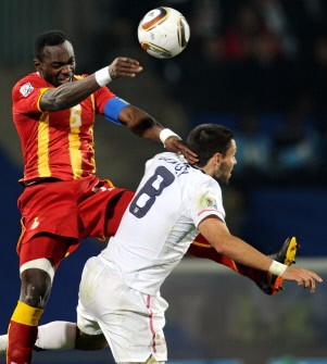 US midfielder Clint Dempsey (R) clashes with Ghana's defender John Mensah during the match between the USA and Ghana on June 26, 2010. AFP