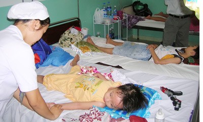 A health worker is examining dengue fever children at Children Hospital No. 2 (photo: SGGP)
