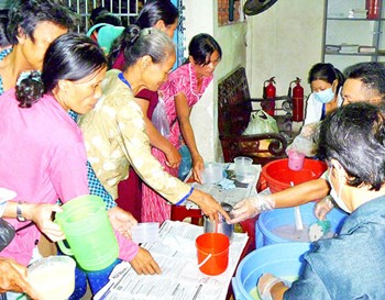 Volunteers serve free breakfasts to poor patients at Cho Ray Hospital in HCMC (Photo: SGGP)