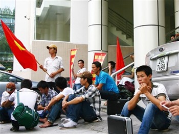 Workers who say that they are unjustly being expelled from the UAE, gather in front of the Department of Overseas Labor in Hanoi (Photo: Tien Phong)