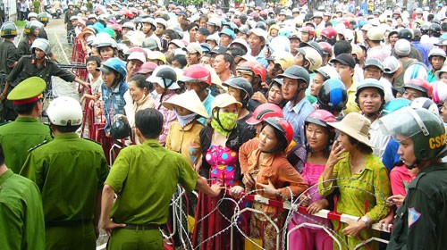 There were no empty seat in the courtroom so people stand up outside to hear when the sentences handed down (Photo : Tuoi tre)