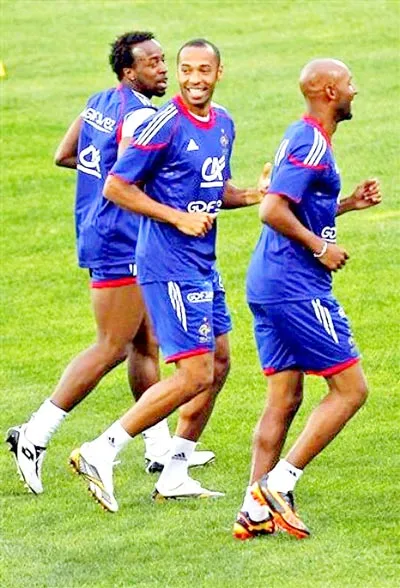 Henry (giữa) không còn là ưu tiên số 1 ở tuyển Pháp.