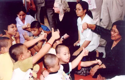 Bà Nguyễn Thị Ngọc Phượng (nguyên Giám đốc BV Phụ sản Từ Dũ) thường xuyên đem niềm vui đến cho trẻ em bị di chứng chất độc da cam.