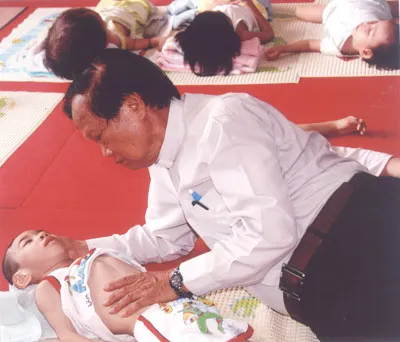 Linh mục Phan Khắc Từ - người sáng lập Trung tâm Thiên Phước (huyện Củ Chi) chăm nuôi trẻ em là nạn nhân chất độc da cam.