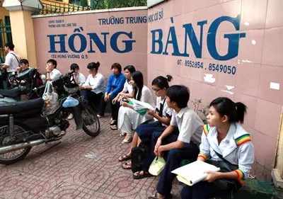 Rất nhiều thí sinh dù đã được thầy cô nhắc nhở chuẩn bị tâm lý, ôn bài kỹ nhưng vẫn hồi hộp chờ đợi trước khi bước vào phòng thi.