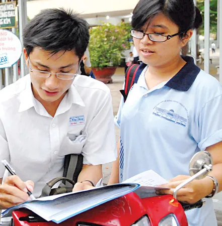 Thí sinh làm khảo sát đề thi tốt nghiệp THPT sau giờ thi môn lịch sử.