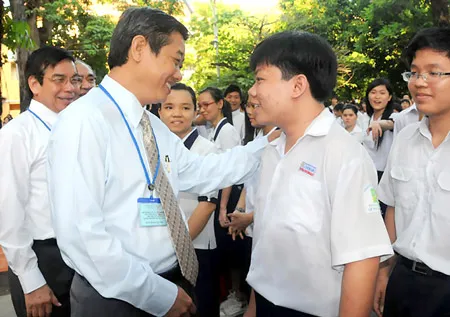Phó Chủ tịch UBND TPHCM Hứa Ngọc Thuận động viên các em trước giờ thi.