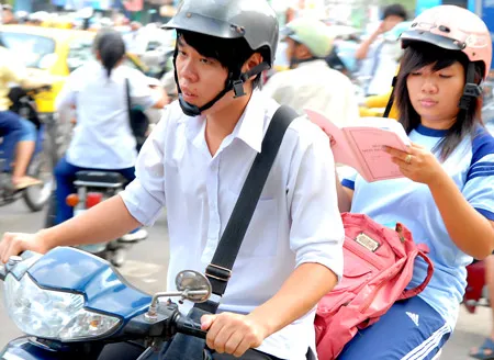 Thí sinh tranh thủ xem bài.