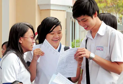 Niềm vui của các em học sinh Trường THPT Trần Khai Nguyên sau khi kết thúc kỳ thi tốt nghiệp phổ thông năm 2010. Ảnh: THÁI BẰNG