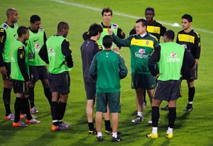 HLV Dunga và các cầu thủ Brazil trên sân tập hôm 3-6.