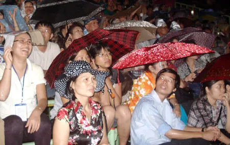 Festival Huế 2010 - Hàng vạn du khách đội mưa khai hội