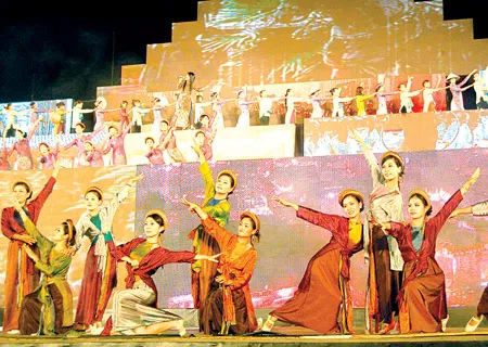 Tiết mục “Huế - Sài Gòn - Hà Nội” thể hiện tình đoàn kết, gắn bó giữa 3 miền Bắc - Trung - Nam tại lễ khai mạc Festival Huế 2010. Ảnh: Nguyễn Hùng