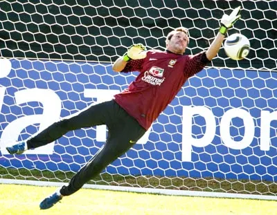 Julio Cesar trước khi bị chấn thương.