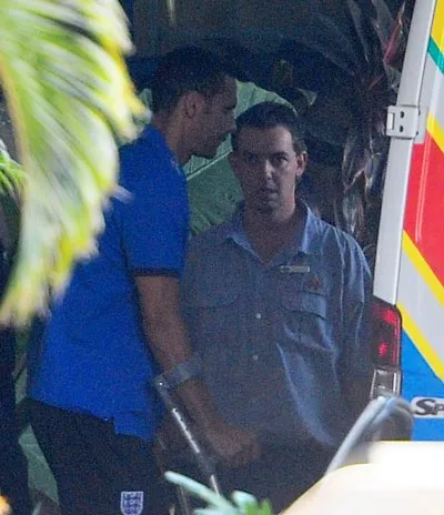 Rio Ferdinand chống nạng rời bệnh viện Netcare Fearncrest Hospital ở gần căn cứ của đội tuyển Anh tại Rustenburg.