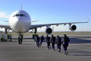 Lực lượng đặc nhiệm Nam Phi bao vây chiếc máy bay chở tuyển Argentina hạ cánh xuống phi trường quốc tế O.R Tambo (Johannesburg) hôm 29-5.