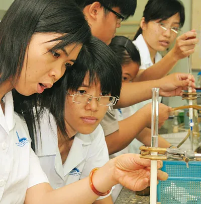 Giảng viên Nguyễn Thị Bảo Trâm, Trường ĐH KHTN TPHCM hướng dẫn SV lớp cử nhân tài năng thực hành thí nghiệm Hóa.Ảnh: MAI HẢI