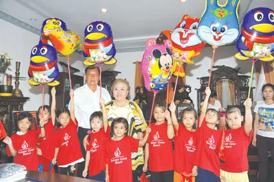 Bà Trương Thị Nhi, Tổng Giám đốc Công ty Lô Hội cùng các cháu thiếu nhi nhân ngày 1-6-2010.