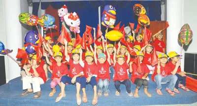 Các cháu thiếu nhi vui mừng trước những phần quà ý nghĩa.