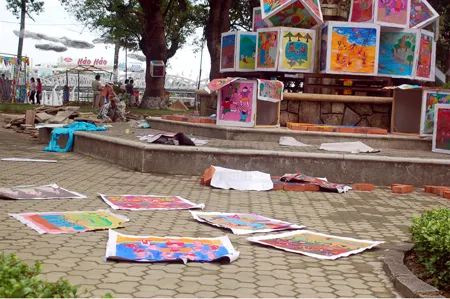 Tranh do các em thiếu nhi vẽ trong ngày 6-6 đã bị những người vô ý thức xé, vứt ngỗn ngang dưới đất. Ảnh: Nguyễn Hùng