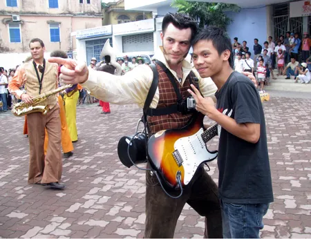 Sự gần gũi giữa các nghệ sĩ và người dân Huế tại buổi biểu diễn của đoàn nghệ thuật Siphon Cosmique (Pháp). Ảnh: Phan Lê