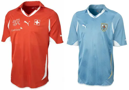 Đồng phục của đội tuyển Thụy Sĩ (trái) và Uruguay