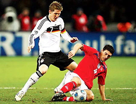 Vắng Michael Ballack, tuyển Đức sẽ phải trông chờ vào tài năng của Bastian Schweinsteiger (7).