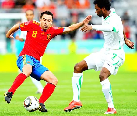 Xavi (8) - linh hồn tuyến giữa của đội tuyển Tây Ban Nha.