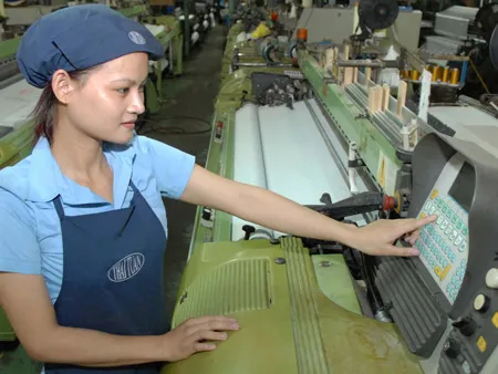 Nguồn vốn từ các ngân hàng sẽ giúp doanh nghiệp đầu tư dây chuyền sản xuất hiện đại. Ảnh: CAO THĂNG