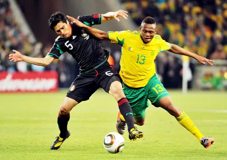 Hậu vệ Ricardo Osorio (số 5) của Mexico tranh bóng với tiền vệ Kagisho Dikgacoi (số 13) của Nam Phi.