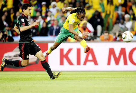 Pha bức phá mở tỉ số của tiền vệ Siphiwe Tshabalala (số 8 - Nam Phi).