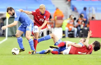 Pha tranh chấp bóng của 2 đội