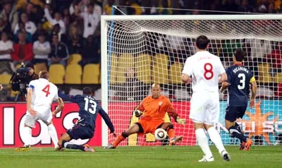 Steven Gerrard ghi bàn mở tỷ số 1-0 cho tuyển Anh