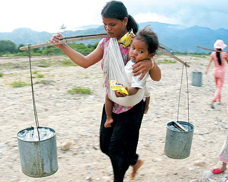 Đã vất vả vì công việc nhà, phụ nữ lại càng vất vả hơn vì phải kiếm nước rất xa.