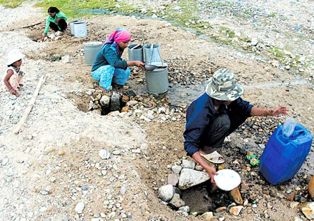 Người dân thôn Brâu phải tự tạo cho mình một hố nước, chờ nước chảy ra và hứng từng gáo.